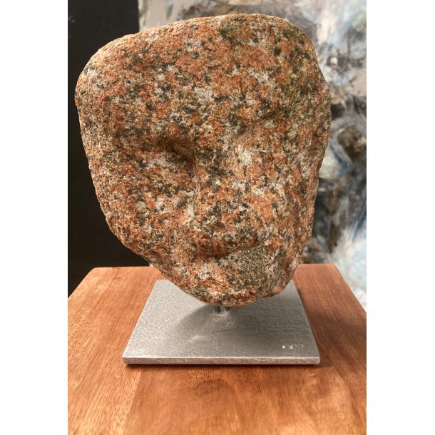 13. Kunstner Bennny Bkmand rdt stenhoved p jernsokkel granit 18x15x10cm unik