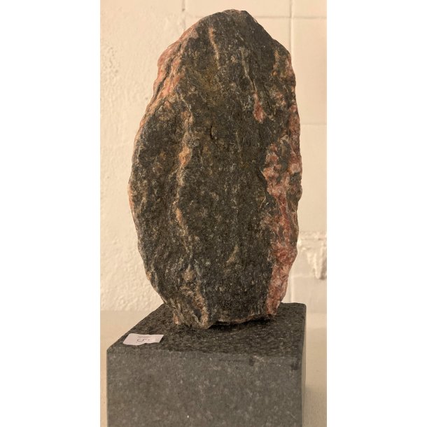 15. Benny Bkmand rd sten p sort sten sokkel granit unik 18x15x10cm 