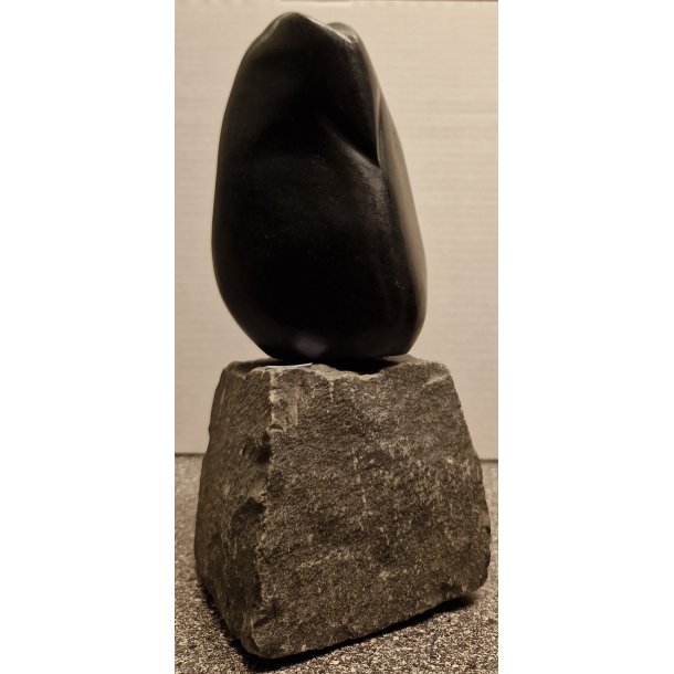 19. kunstner Benny Bkmand sort fugl granit 25x10x10cm